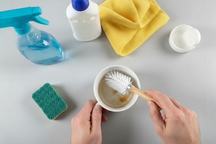 Hoe verwijder je theeaanslag uit een mok, kopje of glas?