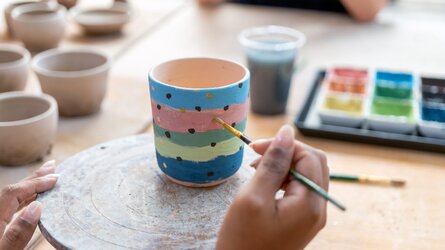 Doe het zelf: mokken versieren met verf of stift